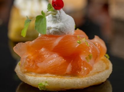 Le saumon fumé et sa crème montée à l'aneth sur blinis